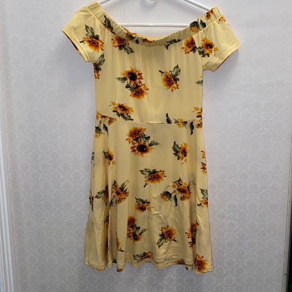 Charlotte Russe Dresses & Skirts - Charlotte Russe dress🌻